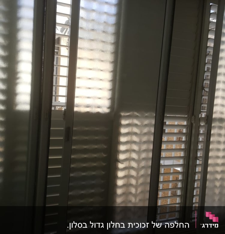 חלונות זכוכית עם תריסים סגורים למחצה